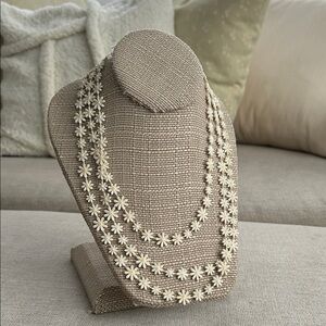 Sarah Coventry White Daisy Necklace